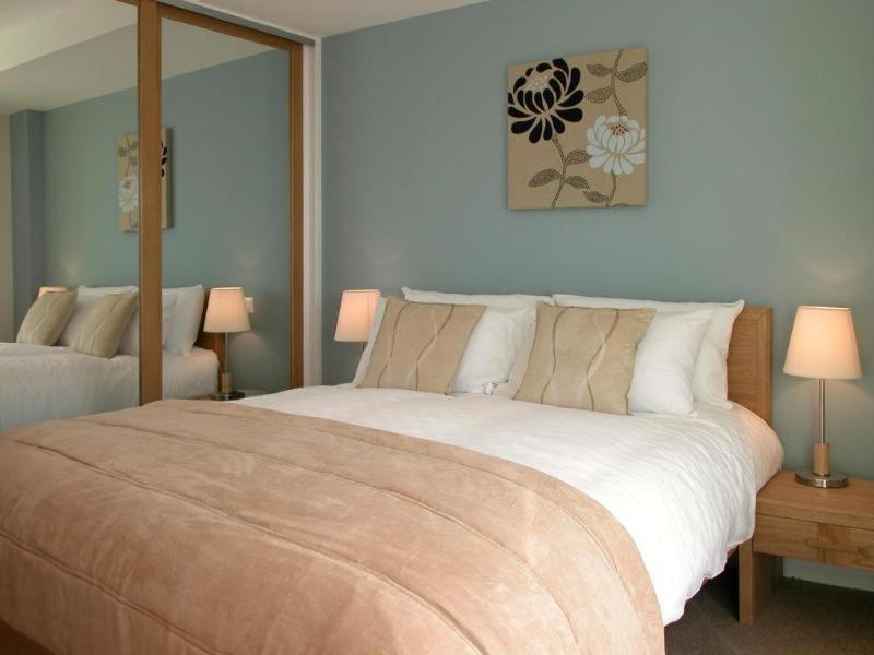 Liberty Wharf Apartments Saint Helier Room photo